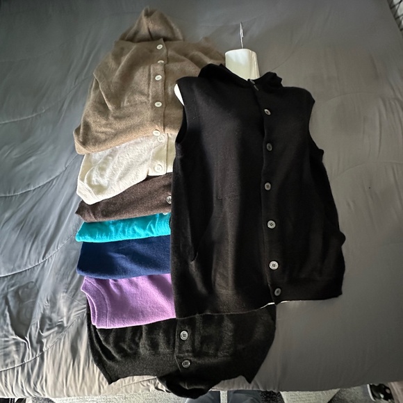 A BUNDLE OF 8 BUTTON UP CASHMERE VEST WITH A HOOD AND TWO POCKETS - Picture 6 of 8